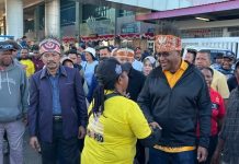 Tiba di Kota Sorong dengan Kantongi Rekomendasi Golkar, Bernard Sagrim – Sirajudin Bauw Disambut Ribuan Simpatisan Bernard Sagrim
