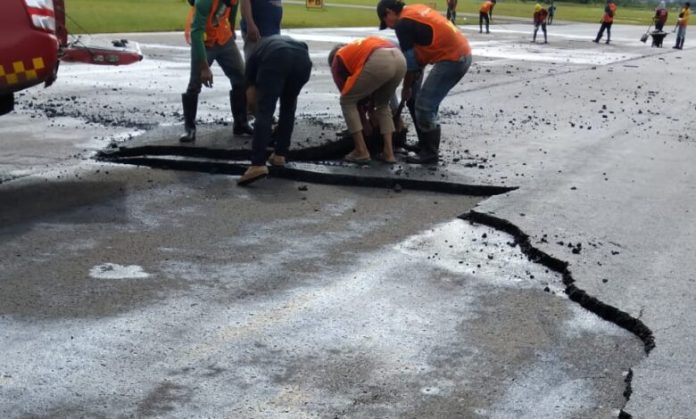 Runway Rusak, Bandara DEO Sorong Ditutup Sementara Waktu Runway Rusak, Bandara DEO Sorong Ditutup Sementara Waktu